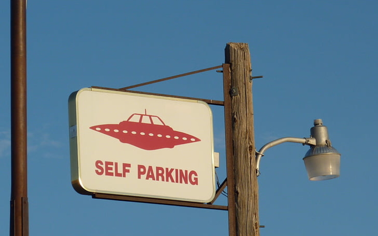 parking un panneau avec un vaisseau spatial