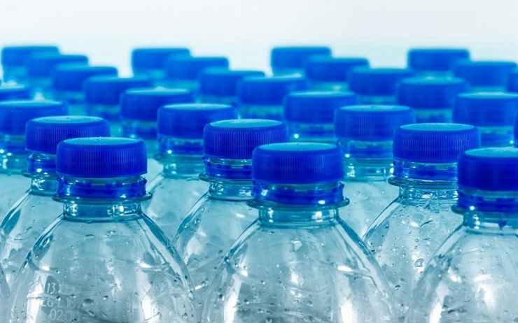 des bouteilles d'eau en plastique