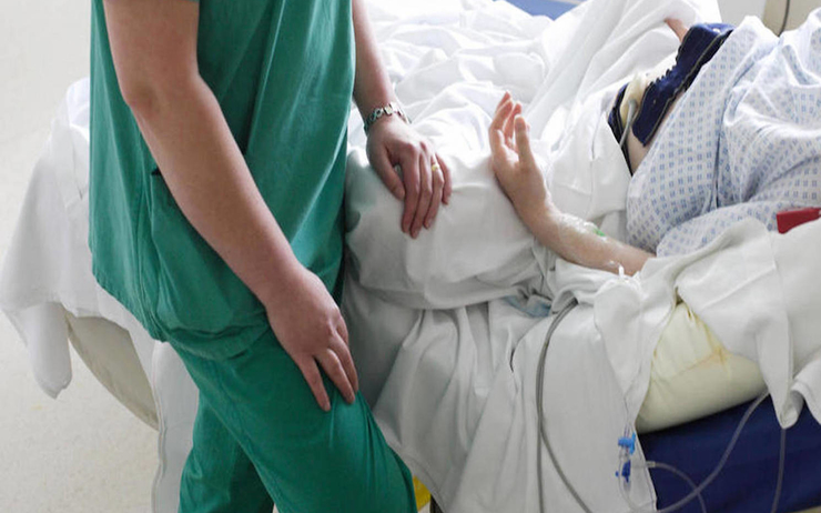 un médecin et sa patiente sur un lit d'hôpital