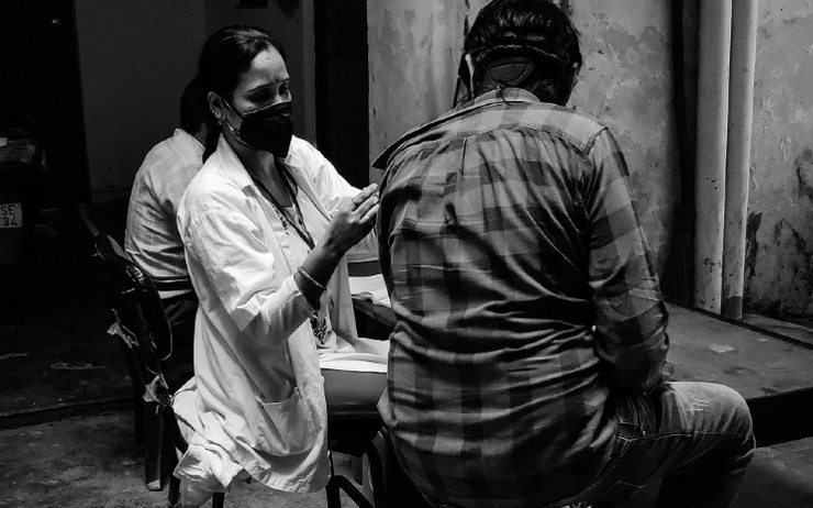une personne en train de se faire vacciner pour le covid-19 en Inde