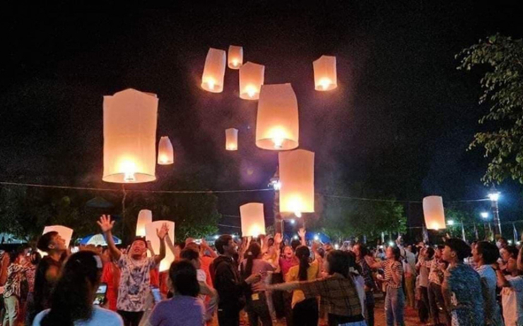 lâcher de lanternes volantes au Cambodge 
