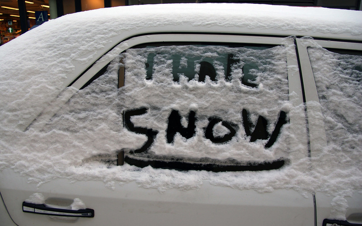 i hate snow écrit sur une voiture