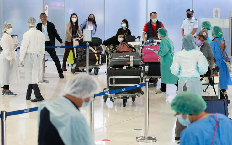Arrivée des voyageurs à d'un aéroport thaïlandais