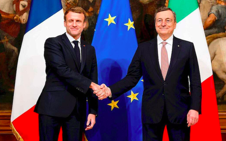 Mario Draghi et Emmanuel Macron se serrant la main pour la signature du traité du Quirinal