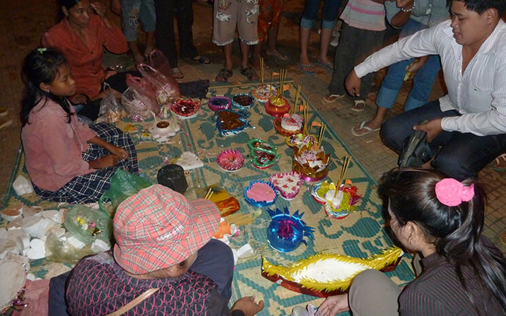 Des cambodgiens confectionnent et vendent des pratips pendant la fête des eaux 2