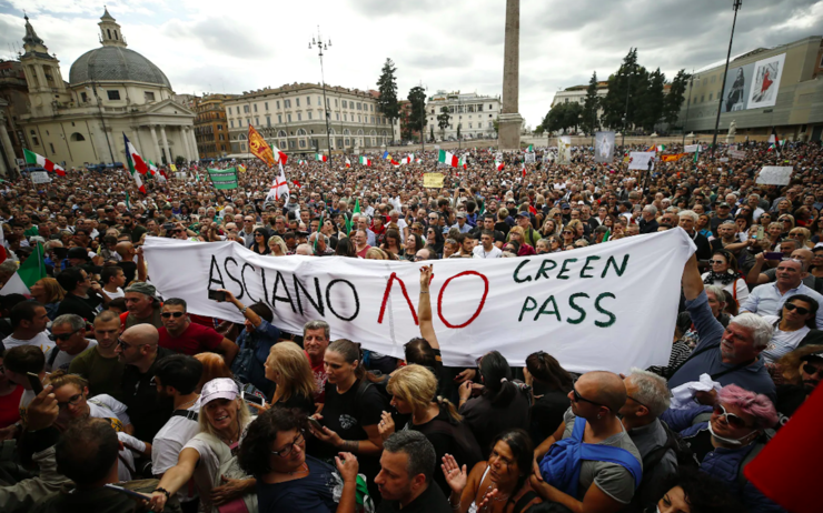 Des personnes en train de manifester contre le Green Pass