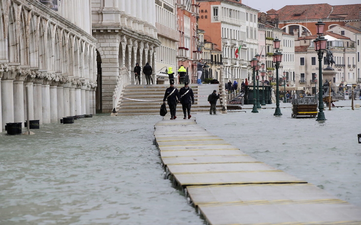 Des policiers à Venise pendant l'acqua alta