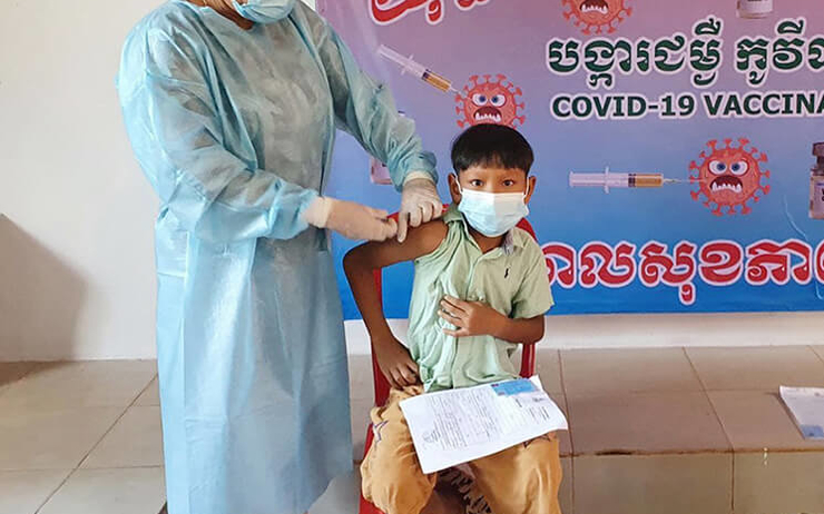 Enfant cambodgien se fait vacciné