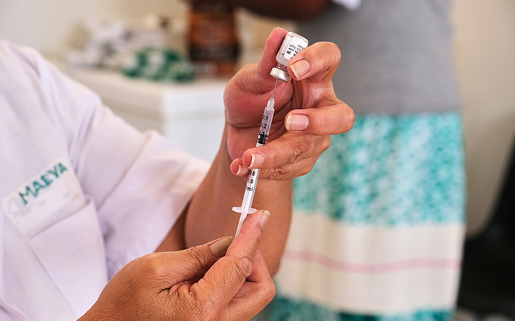 Remplissage de doses de vaccin contre la covid-19 en nouvelle-calédonie 