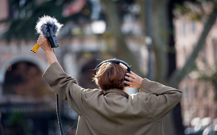 Une personne en train d'enregistrer du son dans la rue