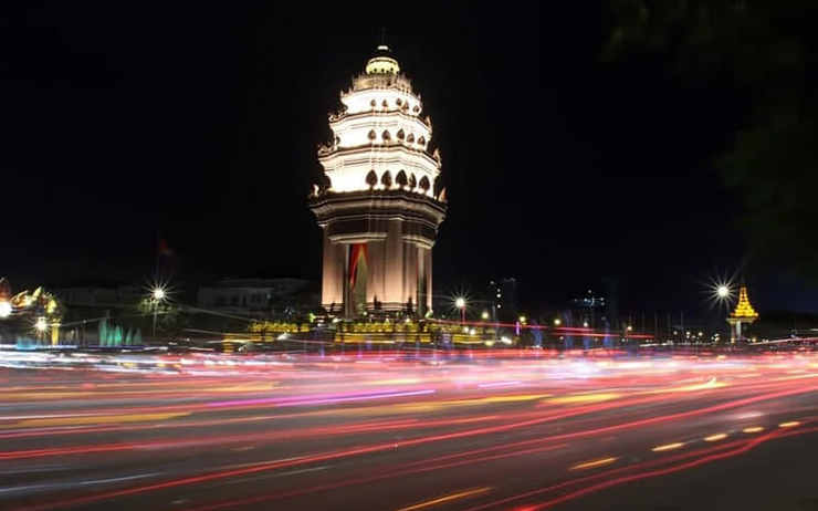 Monument de l'indépendance à Phnom Penh la nuit 2