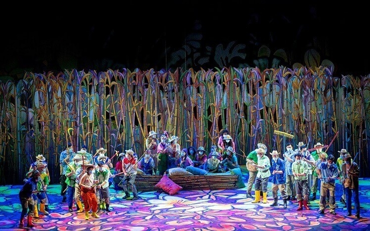 un opéra avec une mise en scène colorée