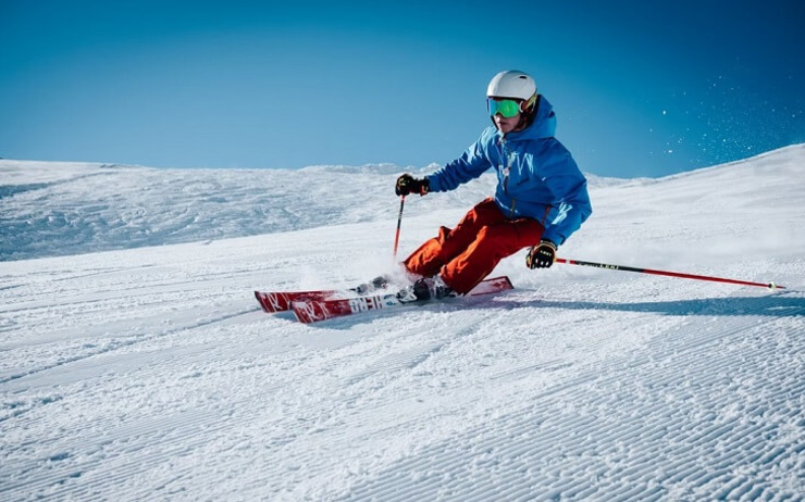un skieur descend une piste blanche de neige