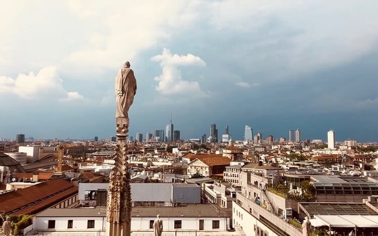 vue panoramique sur la Skyline de milan avec une statue 