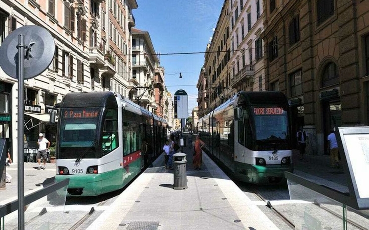 Des personnes devant le tramway 2 à Rome