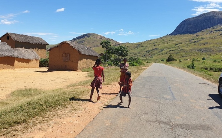 Une vue sur un village de Madagascar et des habitants