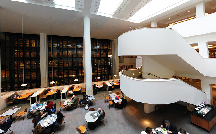 Le premier étage de la British Library, accessible à tous. 