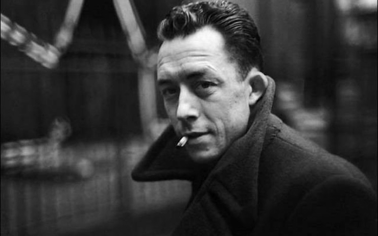Albert Camus fumant une cigarette