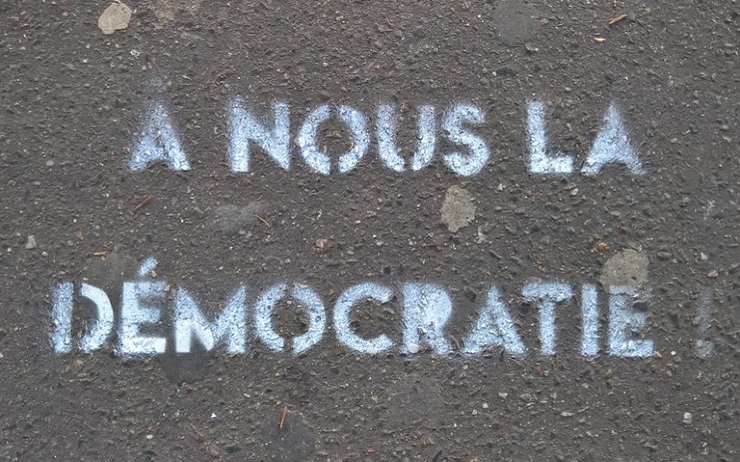 Graffiti A nous la democratie