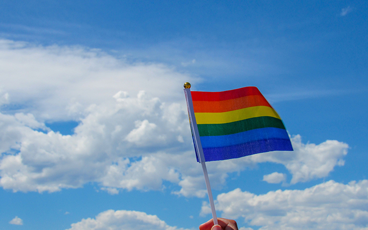 drapeau LGBT sur fond de ciel bleu 