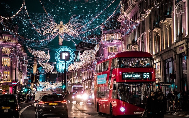 Le centre-ville de Londres illuminé pour Noël avec un bus rouge
