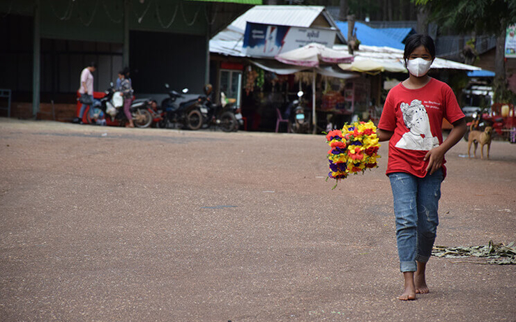 jeune cambodgienne avec un bouquet de fleurs
