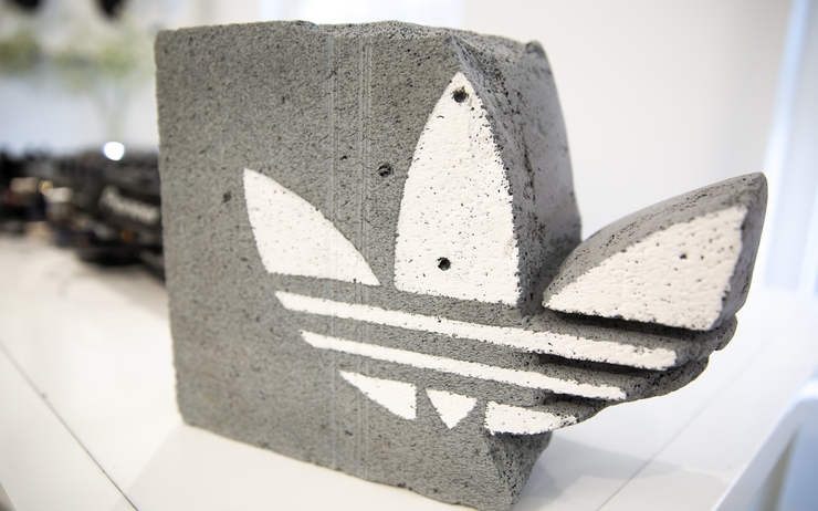 Logo Adidas sur une brique de ciment cassée