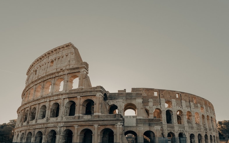 Une photo prise en face du Colisée à Rome