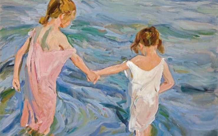 Enfants qui se tiennent par la main dans la mer
