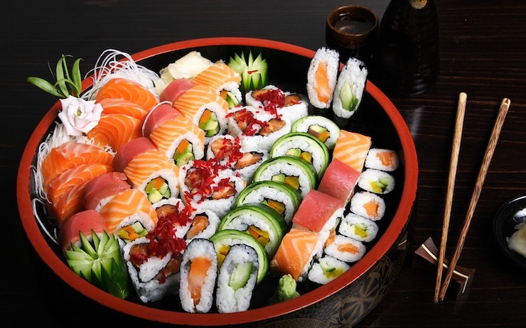 Un plateau de sushis avec des baguettes japonaises