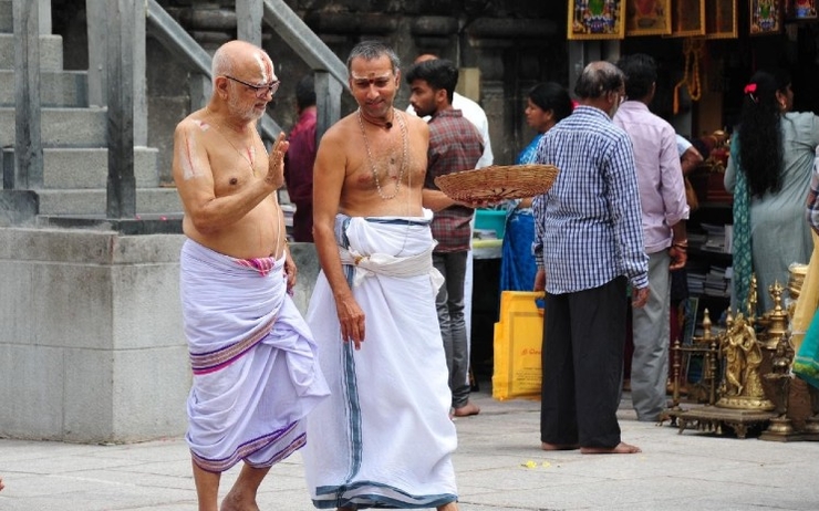 des dévots dans un temple hindou