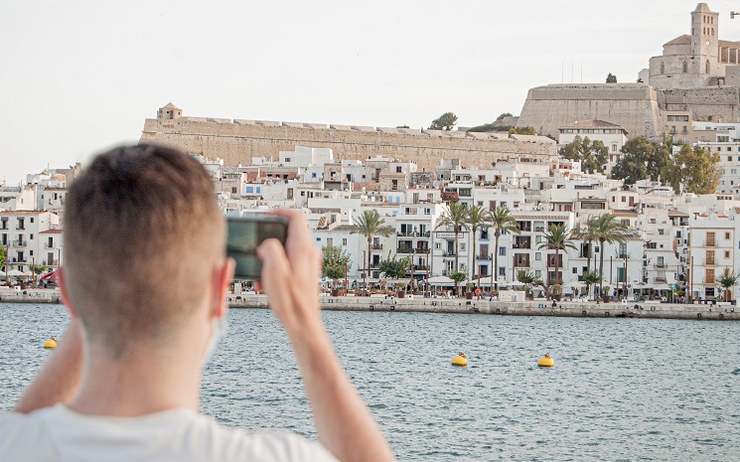 un touriste photographie la citadelle à Ibiza