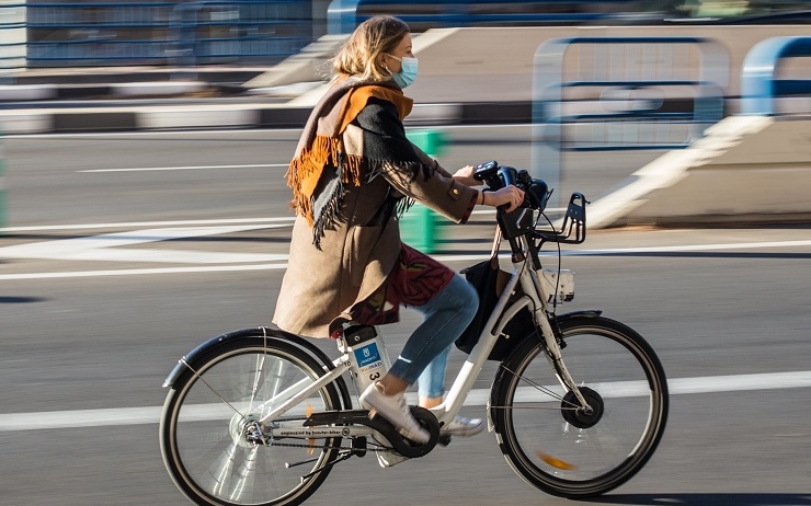 une femme sur un vélo électrique à Madrid