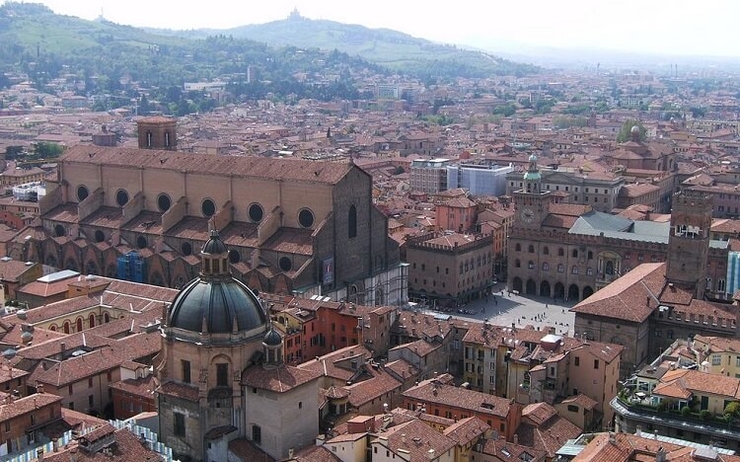 vue sur les toits rouges de Bologne