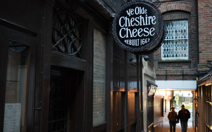 Ye Olde Cheshire Cheese, l'un des plus anciens pubs de Londres, reconstruit en 1667.