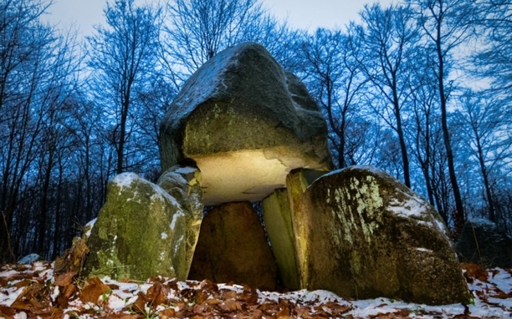 tombe viking sépulture pierre  