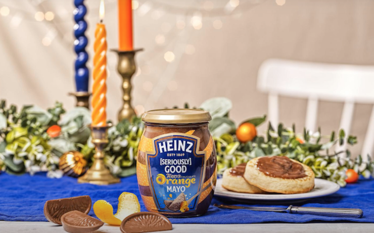 La mayonnaise au chocolaté de Heinz sur une table de fête 