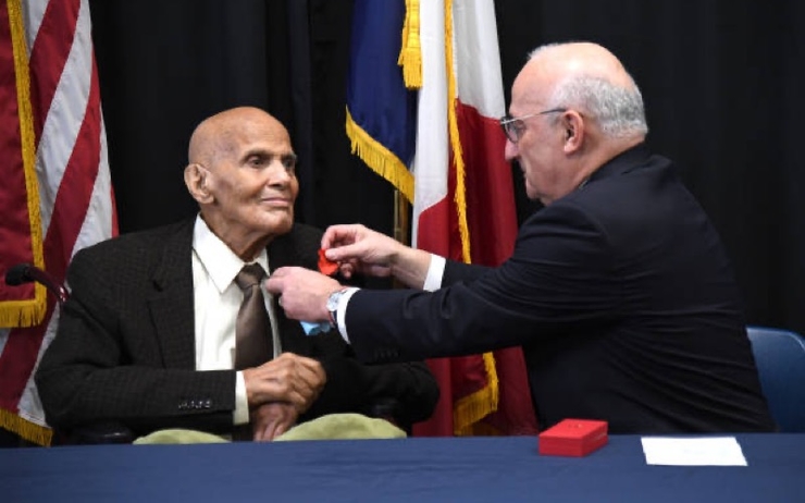 Harry Belafonte reçoit la médaille de Chevalier de l'Ordre National de la Légion d'Honneur