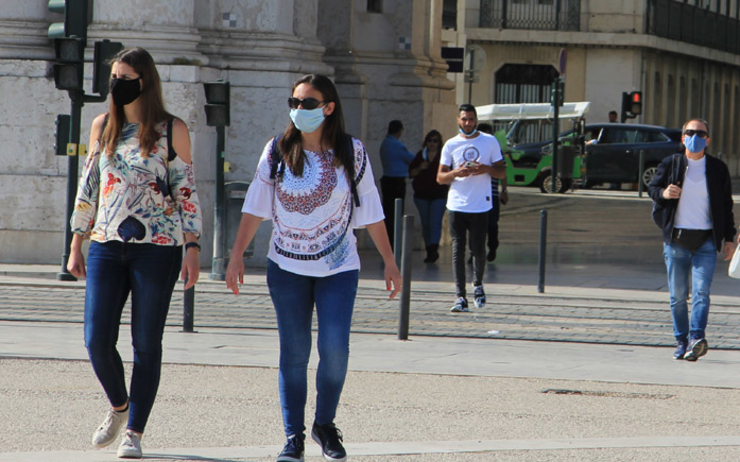 Jeunes femmes masque Lisbonne