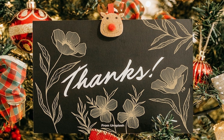 Un message de remerciements et des décorations de Noël