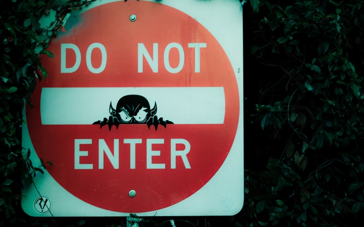 Panneau "do not enter" avec un dessin de diable
