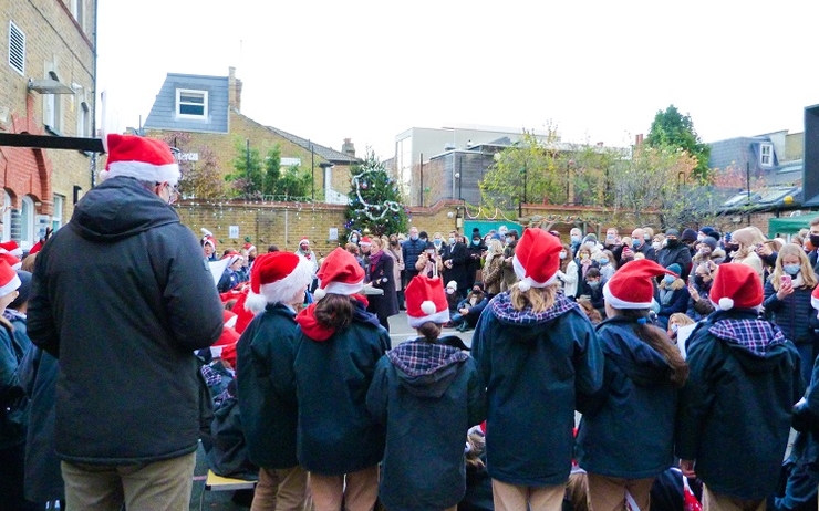 Les enfants de l'école coiffés de bonnets de pere Noel