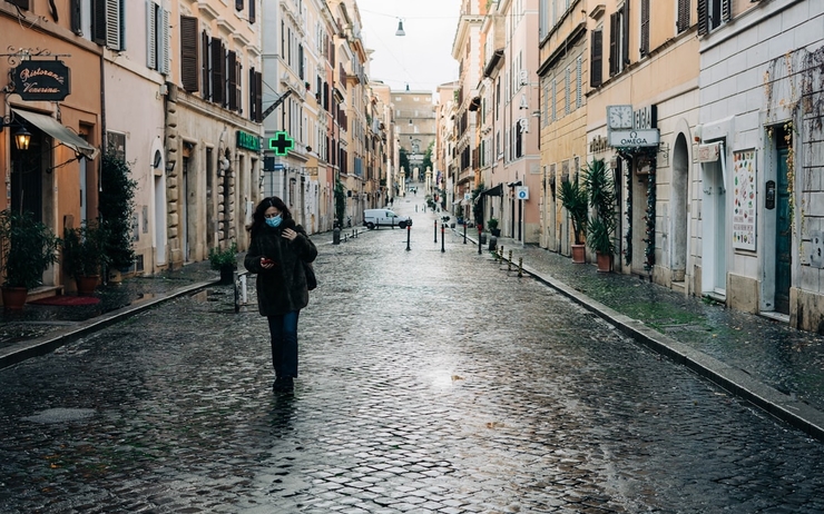 Une femme masquée dans une rue à Rome