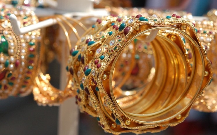 des bracelets en or dans une boutique en Inde