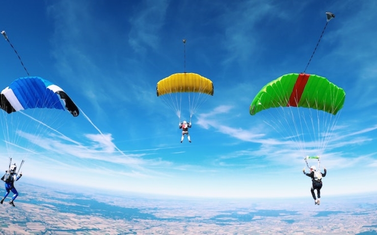 Des personnes sautent en parachute dans le ciel 