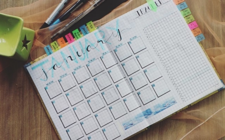 Un agenda montrant un calendrier du mois de janvier