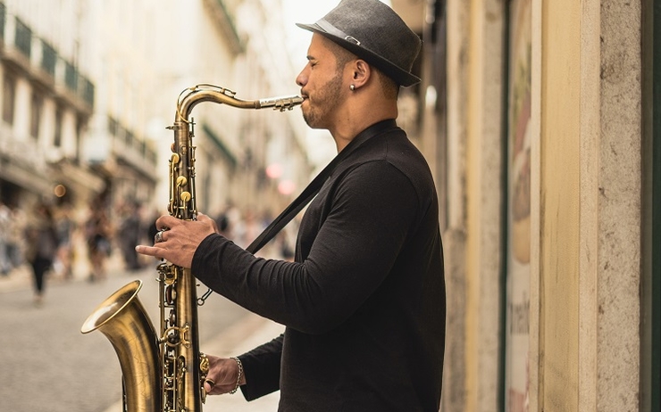 une personne jouant du saxophone dans les rues de Barcelone
