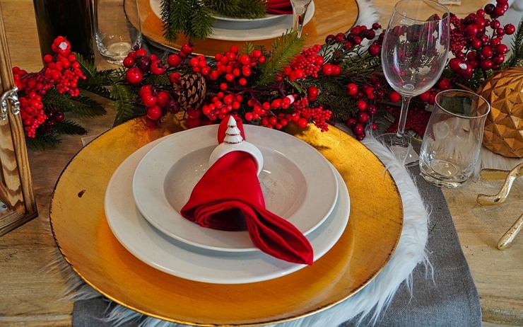 Une assiette avec une décoration de Noël