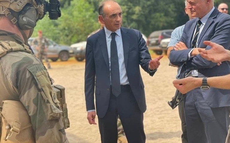 Éric Zemmour accompagné par son directeur de campagne, Bertrand de la Chesnais, lors de sa visite de la base logistique de l'opération Barkhane en Côte d'Ivoire
