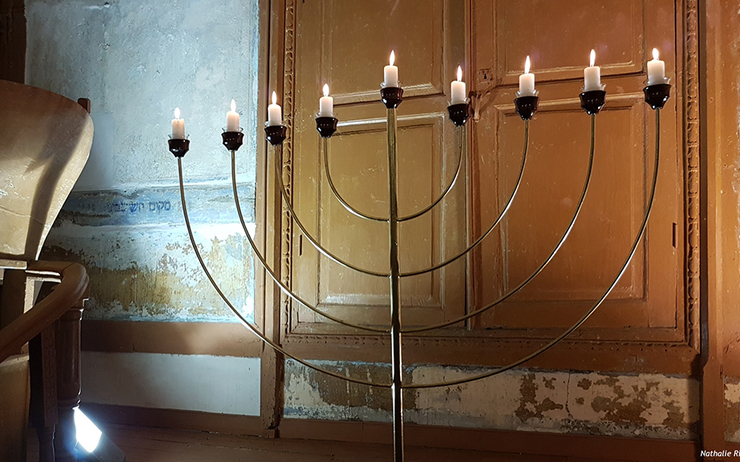 Hanukkia, le chandelier à 9 branches usité par les juifs pendant Ḥānukkāh, la fête de la Lumière